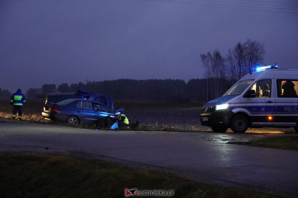 Poważny wypadek w Babie koło Łysych. W akcji śmigłowiec LPR [24.11.2021] - zdjęcie #21 - eOstroleka.pl
