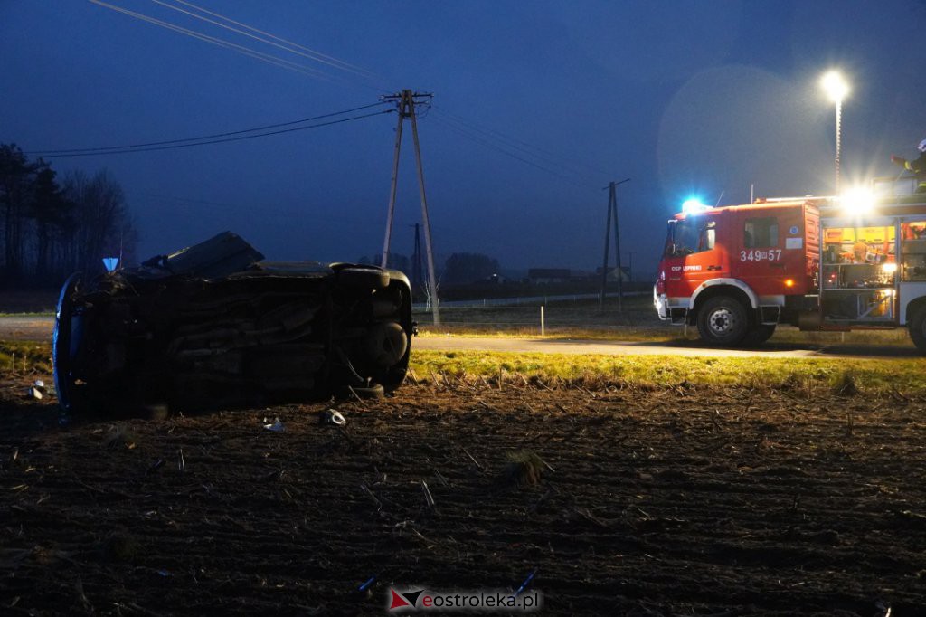 Poważny wypadek w Babie koło Łysych. W akcji śmigłowiec LPR [24.11.2021] - zdjęcie #23 - eOstroleka.pl
