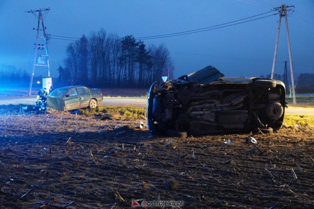 Poważny wypadek w Babie koło Łysych. W akcji śmigłowiec LPR [24.11.2021] - zdjęcie #24 - eOstroleka.pl