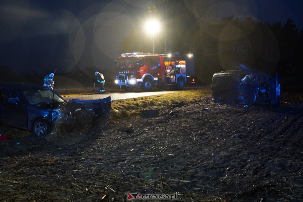 Poważny wypadek w Babie koło Łysych. W akcji śmigłowiec LPR [24.11.2021] - zdjęcie #28 - eOstroleka.pl