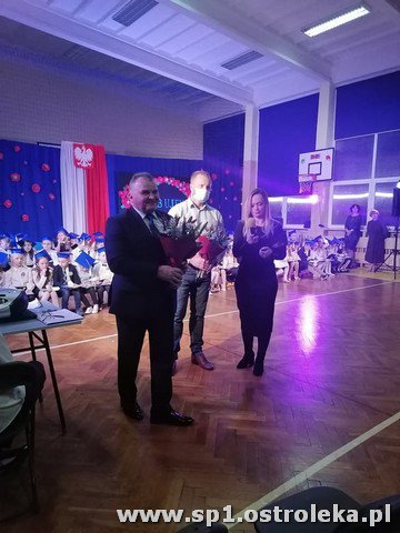 Ślubowanie pierwszaków w Szkole Podstawowej Nr 1 w Ostrołęce - zdjęcie #1 - eOstroleka.pl