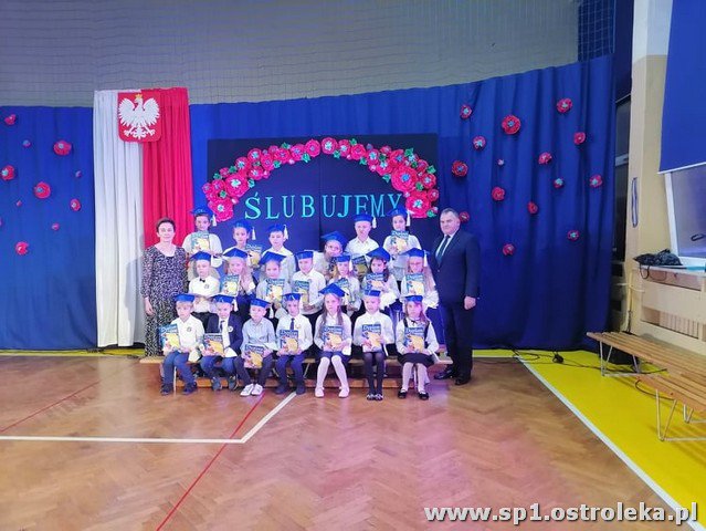 Ślubowanie pierwszaków w Szkole Podstawowej Nr 1 w Ostrołęce - zdjęcie #2 - eOstroleka.pl