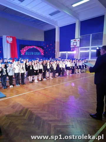 Ślubowanie pierwszaków w Szkole Podstawowej Nr 1 w Ostrołęce - zdjęcie #3 - eOstroleka.pl
