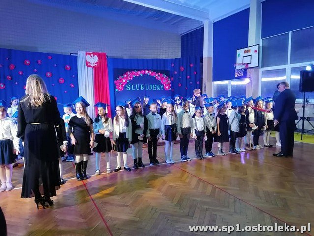 Ślubowanie pierwszaków w Szkole Podstawowej Nr 1 w Ostrołęce - zdjęcie #7 - eOstroleka.pl