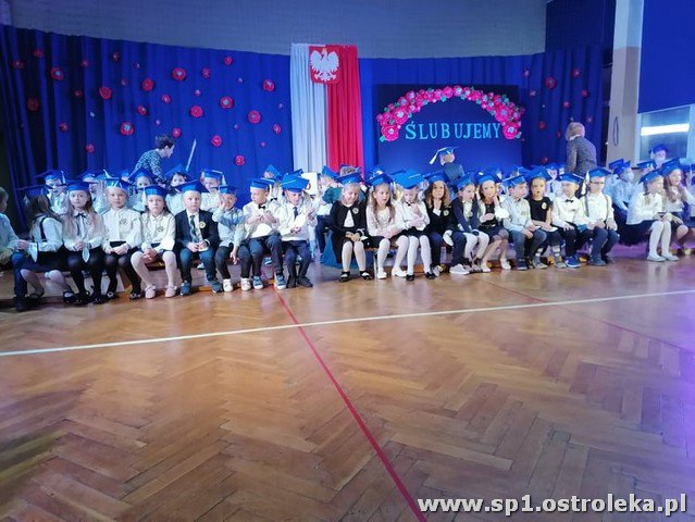 Ślubowanie pierwszaków w Szkole Podstawowej Nr 1 w Ostrołęce - zdjęcie #19 - eOstroleka.pl