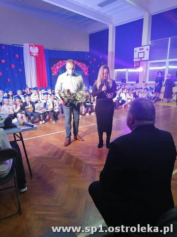 Ślubowanie pierwszaków w Szkole Podstawowej Nr 1 w Ostrołęce - zdjęcie #20 - eOstroleka.pl