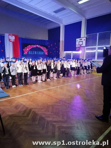 Ślubowanie pierwszaków w Szkole Podstawowej Nr 1 w Ostrołęce - zdjęcie #23 - eOstroleka.pl