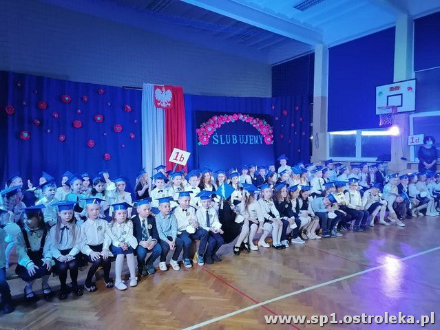 Ślubowanie pierwszaków w Szkole Podstawowej Nr 1 w Ostrołęce - zdjęcie #24 - eOstroleka.pl
