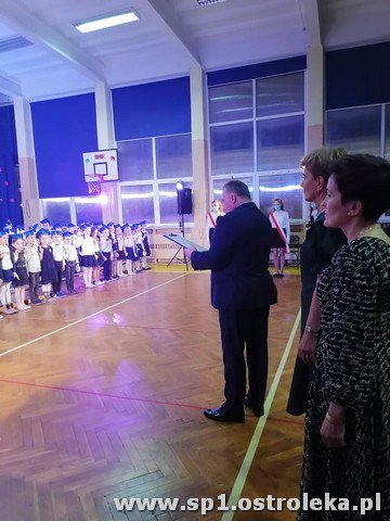Ślubowanie pierwszaków w Szkole Podstawowej Nr 1 w Ostrołęce - zdjęcie #25 - eOstroleka.pl