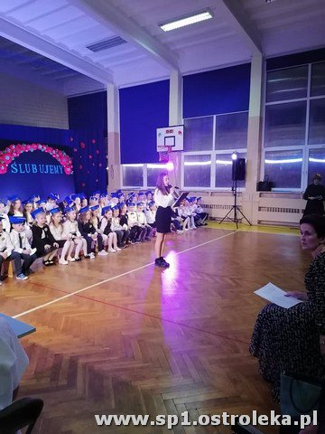 Ślubowanie pierwszaków w Szkole Podstawowej Nr 1 w Ostrołęce - zdjęcie #26 - eOstroleka.pl
