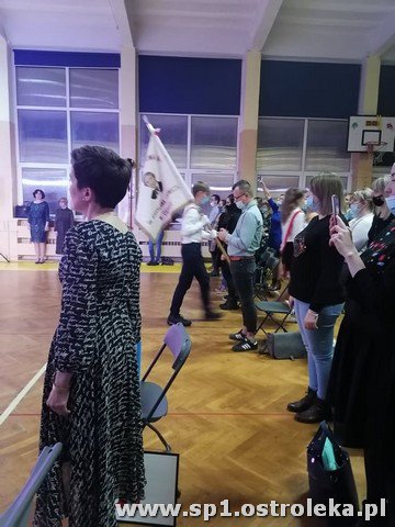 Ślubowanie pierwszaków w Szkole Podstawowej Nr 1 w Ostrołęce - zdjęcie #27 - eOstroleka.pl
