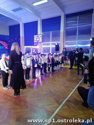 Ślubowanie pierwszaków w Szkole Podstawowej Nr 1 w Ostrołęce - zdjęcie #28 - eOstroleka.pl