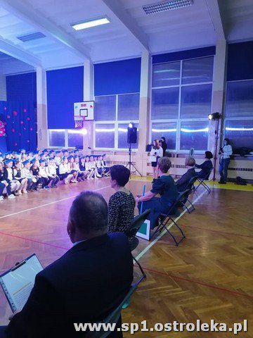 Ślubowanie pierwszaków w Szkole Podstawowej Nr 1 w Ostrołęce - zdjęcie #30 - eOstroleka.pl