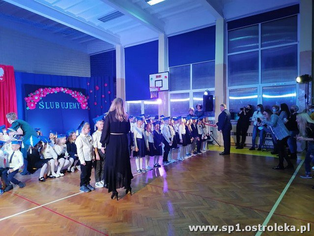 Ślubowanie pierwszaków w Szkole Podstawowej Nr 1 w Ostrołęce - zdjęcie #33 - eOstroleka.pl