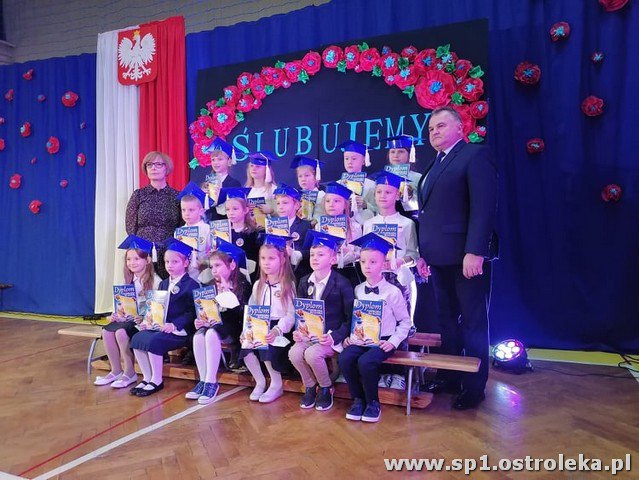Ślubowanie pierwszaków w Szkole Podstawowej Nr 1 w Ostrołęce - zdjęcie #35 - eOstroleka.pl