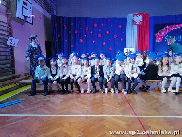 Ślubowanie pierwszaków w Szkole Podstawowej Nr 1 w Ostrołęce - zdjęcie #36 - eOstroleka.pl