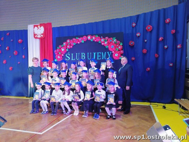Ślubowanie pierwszaków w Szkole Podstawowej Nr 1 w Ostrołęce - zdjęcie #37 - eOstroleka.pl