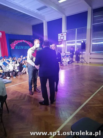 Ślubowanie pierwszaków w Szkole Podstawowej Nr 1 w Ostrołęce - zdjęcie #44 - eOstroleka.pl
