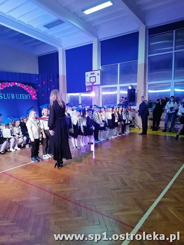 Ślubowanie pierwszaków w Szkole Podstawowej Nr 1 w Ostrołęce - zdjęcie #46 - eOstroleka.pl