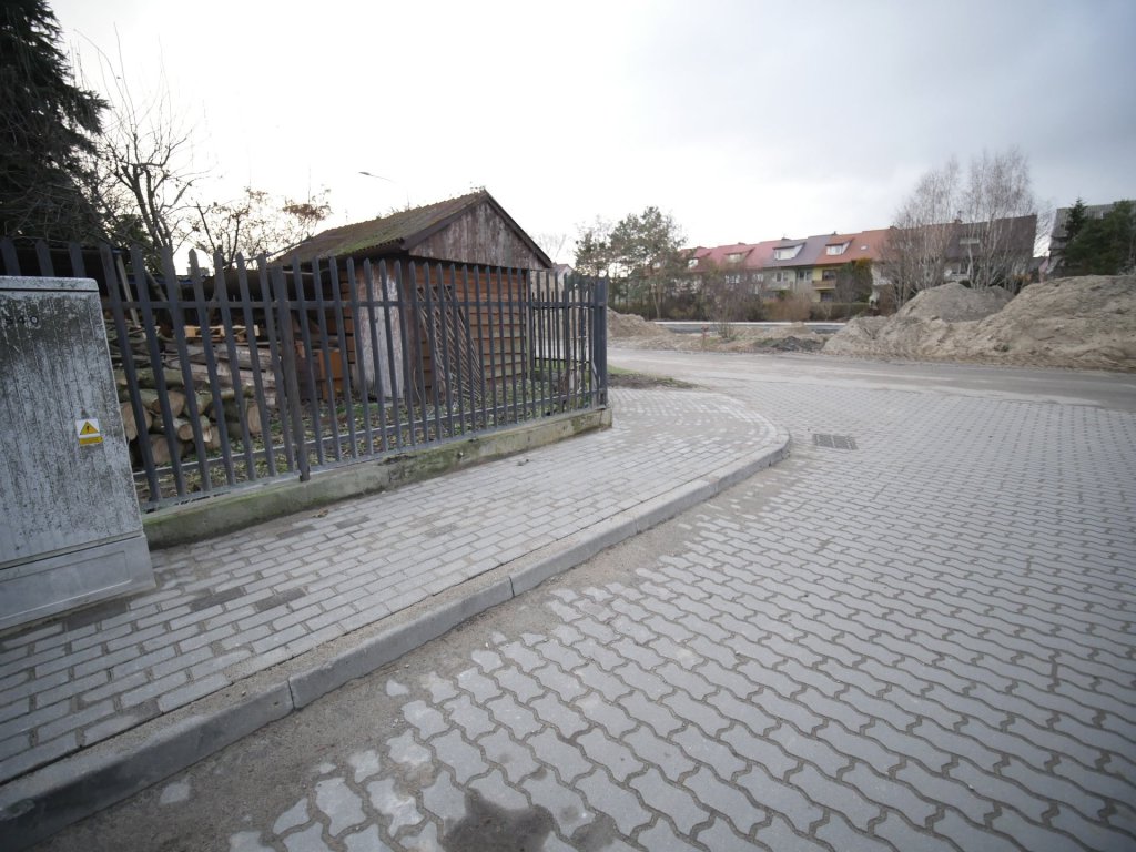 Wzdłuż ulicy Błękitnej wykonano nowy chodnik [25.11.2021] - zdjęcie #1 - eOstroleka.pl
