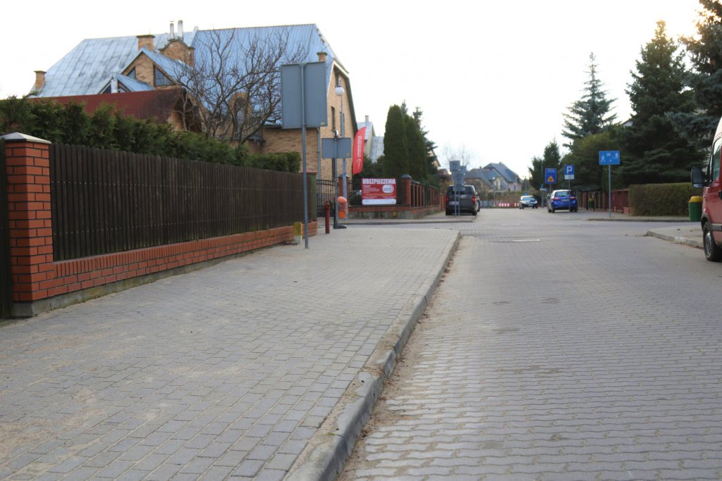 Wzdłuż ulicy Błękitnej wykonano nowy chodnik [25.11.2021] - zdjęcie #2 - eOstroleka.pl