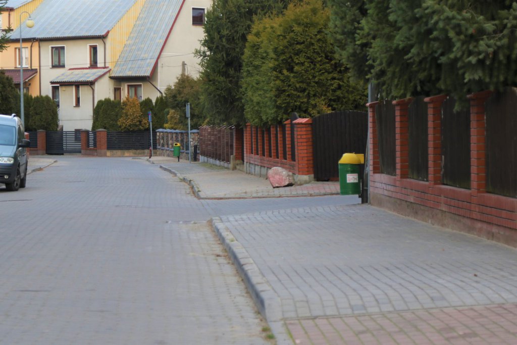 Wzdłuż ulicy Błękitnej wykonano nowy chodnik [25.11.2021] - zdjęcie #3 - eOstroleka.pl
