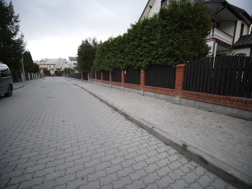 Wzdłuż ulicy Błękitnej wykonano nowy chodnik [25.11.2021] - zdjęcie #5 - eOstroleka.pl