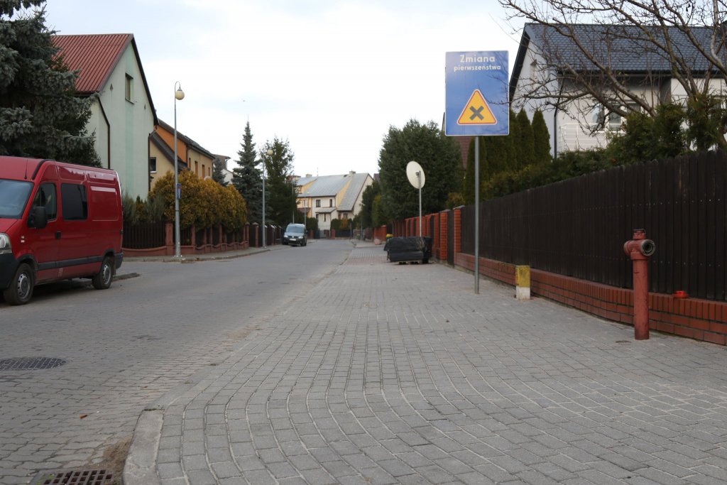 Wzdłuż ulicy Błękitnej wykonano nowy chodnik [25.11.2021] - zdjęcie #7 - eOstroleka.pl