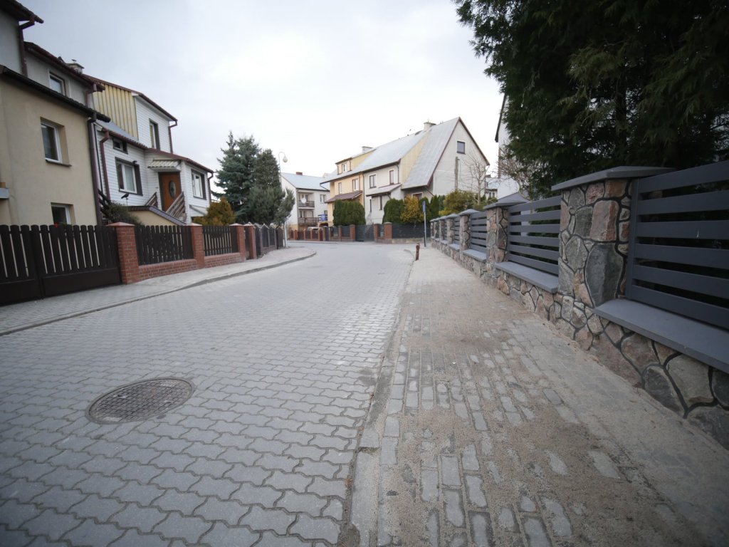 Wzdłuż ulicy Błękitnej wykonano nowy chodnik [25.11.2021] - zdjęcie #9 - eOstroleka.pl