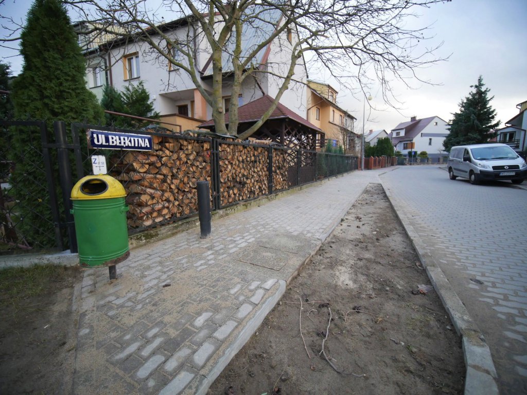 Wzdłuż ulicy Błękitnej wykonano nowy chodnik [25.11.2021] - zdjęcie #10 - eOstroleka.pl