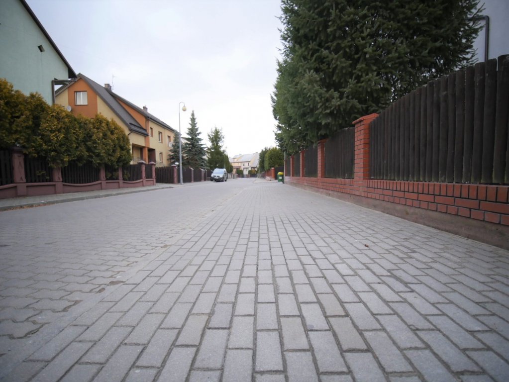Wzdłuż ulicy Błękitnej wykonano nowy chodnik [25.11.2021] - zdjęcie #11 - eOstroleka.pl