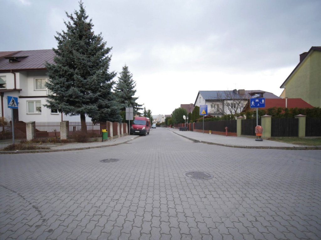 Wzdłuż ulicy Błękitnej wykonano nowy chodnik [25.11.2021] - zdjęcie #14 - eOstroleka.pl
