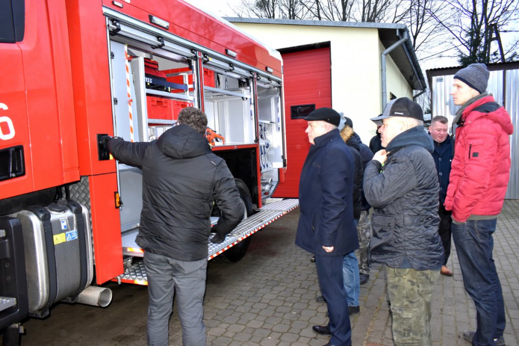 Strażacy ochotnicy z Lipnik mają nowy wóz ratowniczo-gaśniczy [26.11.2021] - zdjęcie #23 - eOstroleka.pl