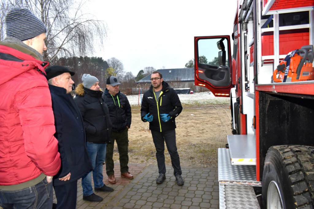 Strażacy ochotnicy z Lipnik mają nowy wóz ratowniczo-gaśniczy [26.11.2021] - zdjęcie #24 - eOstroleka.pl