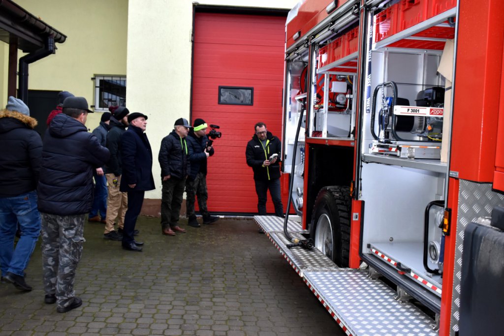 Strażacy ochotnicy z Lipnik mają nowy wóz ratowniczo-gaśniczy [26.11.2021] - zdjęcie #28 - eOstroleka.pl