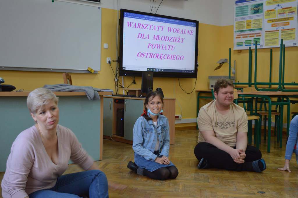 Profesjonalne warsztaty wokalne dla młodzieży z powiatu ostrołęckiego w ZSP w Łysych - zdjęcie #2 - eOstroleka.pl