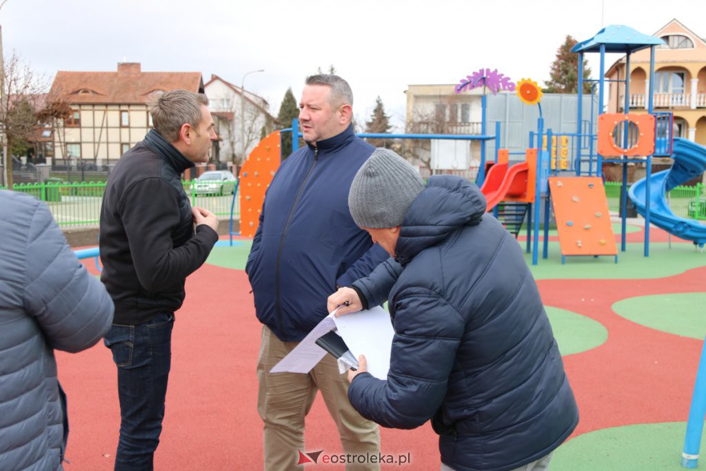 Odbiór placu zabaw przy ul. Sobieskiego w Ostrołęce [03.12.2021] - zdjęcie #13 - eOstroleka.pl