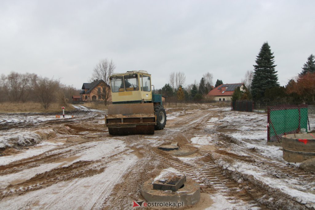 Budowa ulicy Nadnarwiańśkiej (03.12.2021] - zdjęcie #8 - eOstroleka.pl