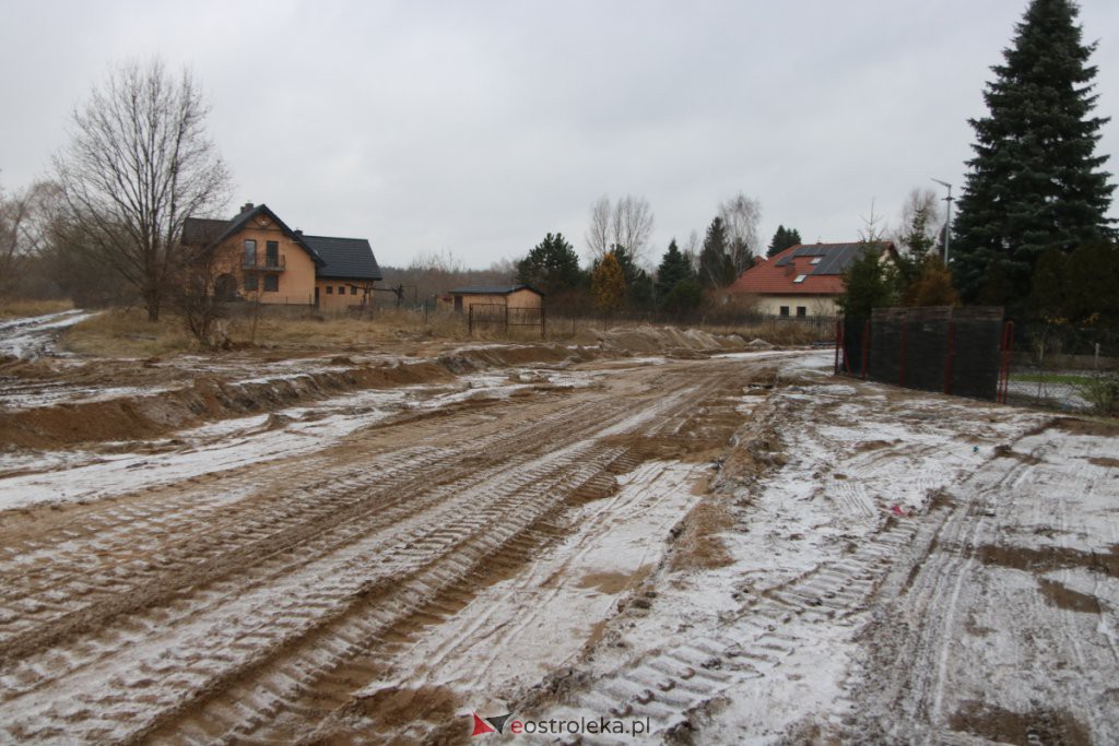 Budowa ulicy Nadnarwiańśkiej (03.12.2021] - zdjęcie #33 - eOstroleka.pl