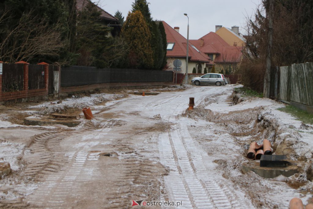 Budowa ulicy Nadnarwiańśkiej (03.12.2021] - zdjęcie #18 - eOstroleka.pl