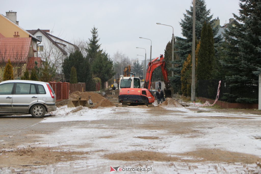 Budowa ulicy Nadnarwiańśkiej (03.12.2021] - zdjęcie #21 - eOstroleka.pl
