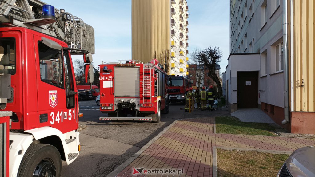 Strażacka interwencja w bloku przy Reymonta [05.12.2021] - zdjęcie #1 - eOstroleka.pl