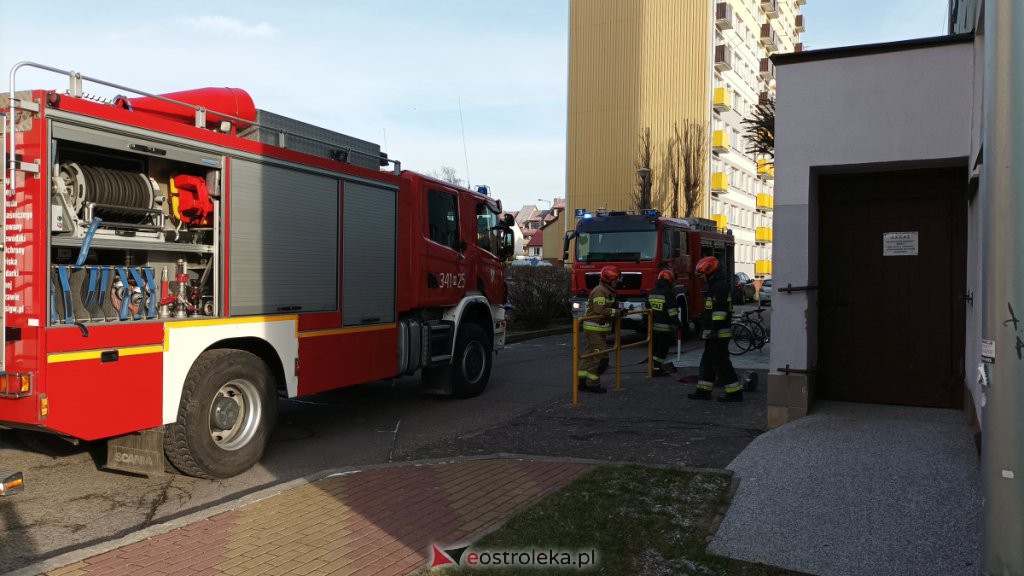 Strażacka interwencja w bloku przy Reymonta [05.12.2021] - zdjęcie #2 - eOstroleka.pl
