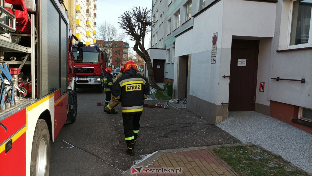 Strażacka interwencja w bloku przy Reymonta [05.12.2021] - zdjęcie #4 - eOstroleka.pl