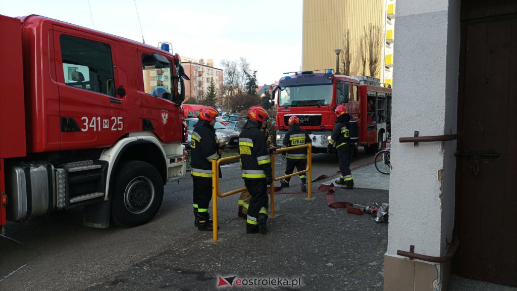 Strażacka interwencja w bloku przy Reymonta [05.12.2021] - zdjęcie #5 - eOstroleka.pl