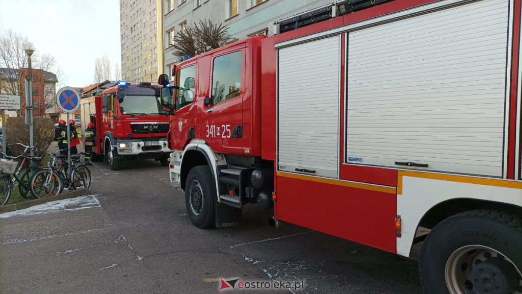 Strażacka interwencja w bloku przy Reymonta [05.12.2021] - zdjęcie #6 - eOstroleka.pl