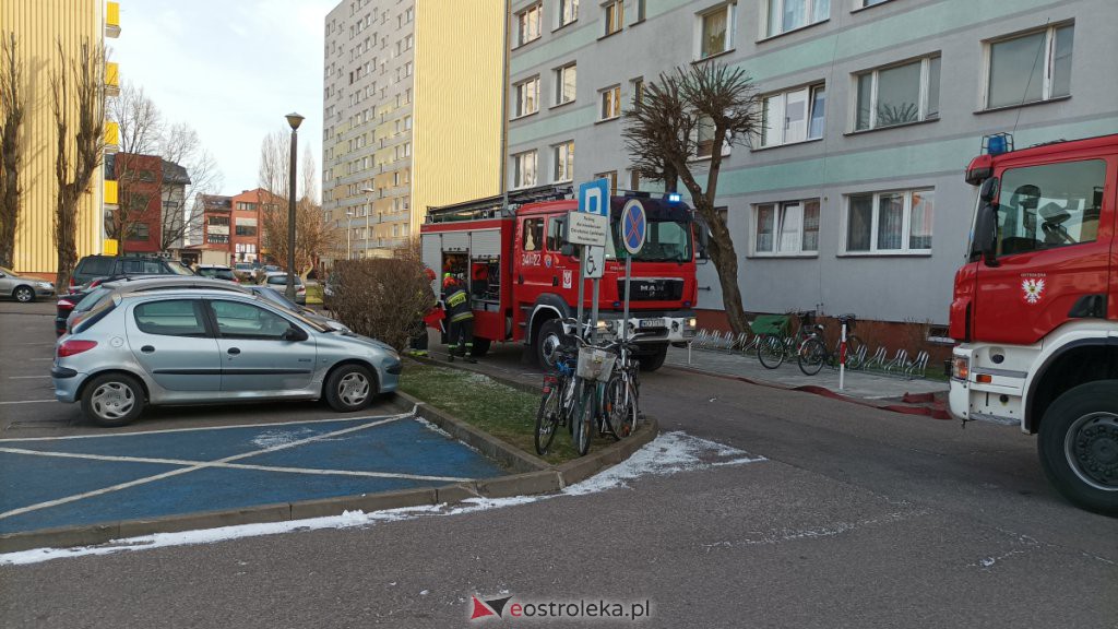 Strażacka interwencja w bloku przy Reymonta [05.12.2021] - zdjęcie #7 - eOstroleka.pl