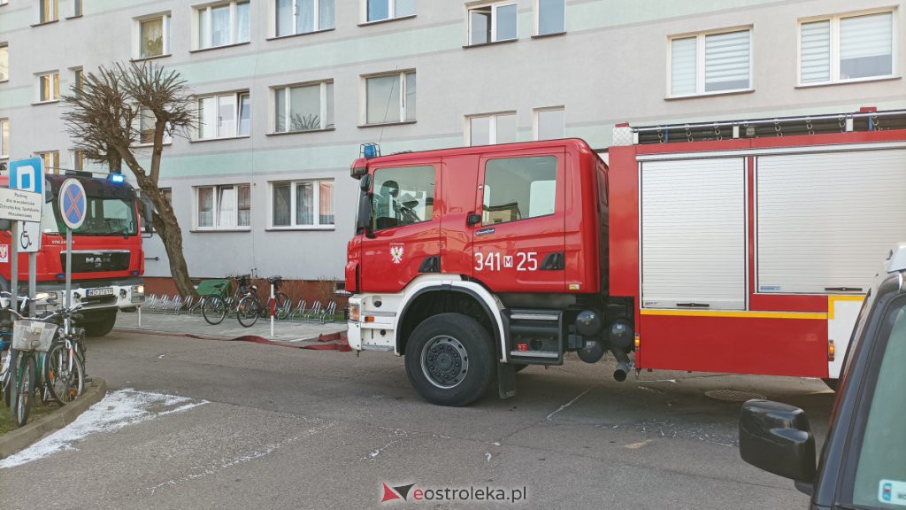 Strażacka interwencja w bloku przy Reymonta [05.12.2021] - zdjęcie #8 - eOstroleka.pl