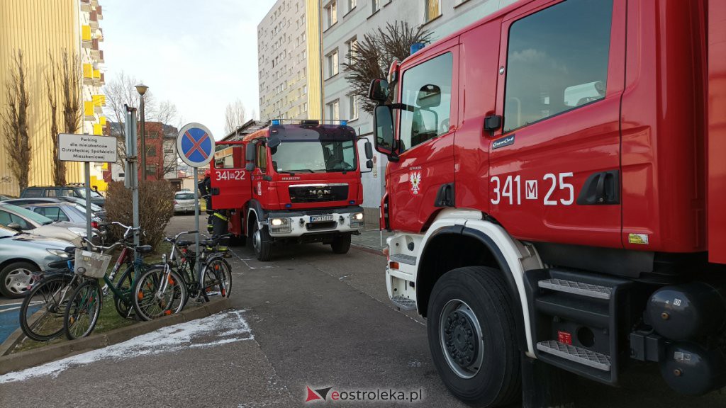 Strażacka interwencja w bloku przy Reymonta [05.12.2021] - zdjęcie #11 - eOstroleka.pl