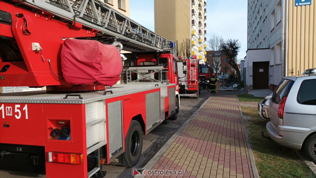 Strażacka interwencja w bloku przy Reymonta [05.12.2021] - zdjęcie #13 - eOstroleka.pl